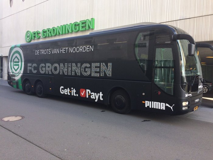 Met 20 personen in de spelersbus naar de wedstrijd FC Groningen -  Excelsior (29 april 2018)