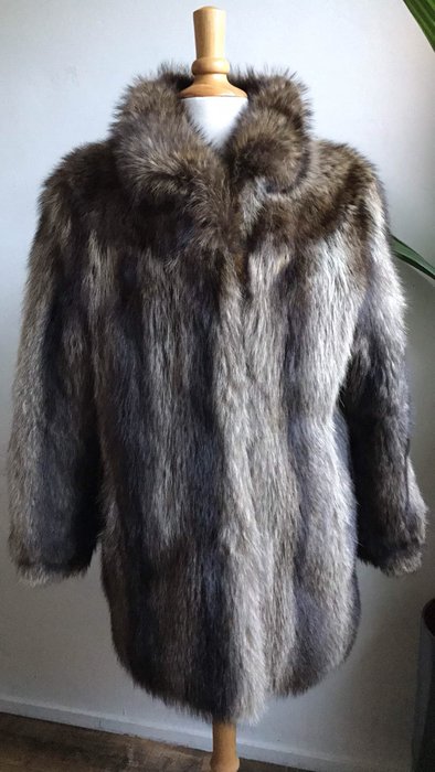 Luxurious silver fox fur coat (genuine fur)