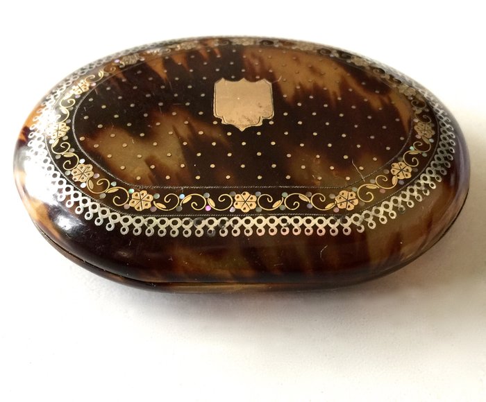 Oval tortoiseshell box with inlays of gold, silver and iridescent mother-of-Pearl, Charles X period - France - circa 1830-1840