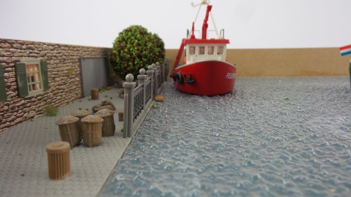Kibri H0 - Complete diorama of a harbour with 4 boats and a quay