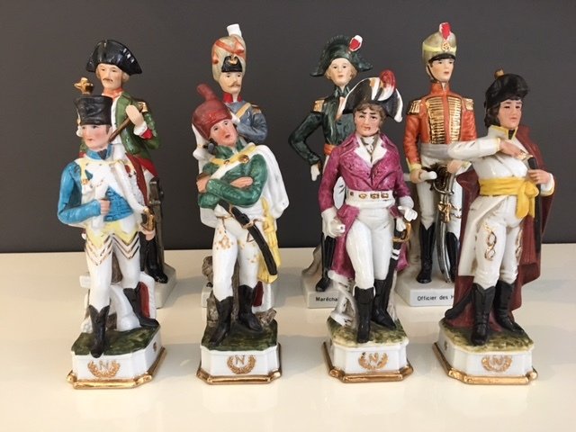 Serie van acht Napoleon Bonaparte en zijn officiers beelden, porselein, Frankrijk