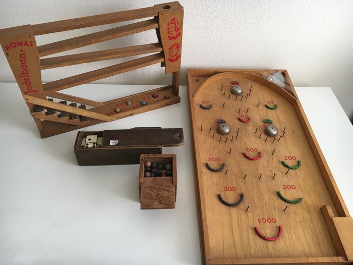Lot of old Dutch toys: marble game, dominoes and wooden marble run, complete with 65 handmade clay marbles in box, first/second half 20th century, the Netherlands