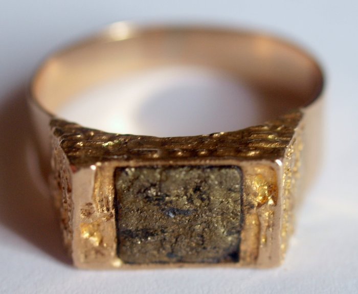Lapponia, "Goldstone"-ring designed by Björn Weckström, 14 K, stone is copper ore, 8,25 g, 20 mm