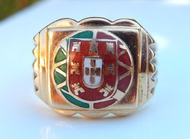 18 kt yellow gold signet ring with coat of arms of Portugal