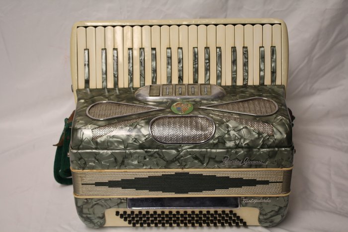 Borsini Giovanni accordion 80 basses, 5+2 registers