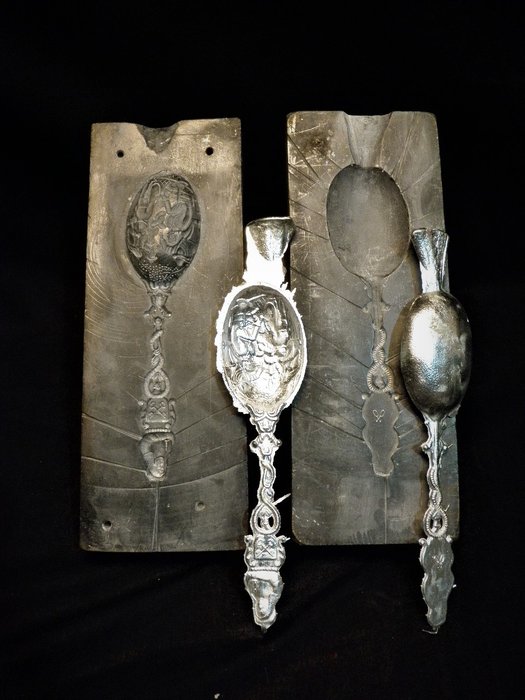 Rare bronze mould for pewter Leidse spoon with image 'De tandmeester', Jan Steen.