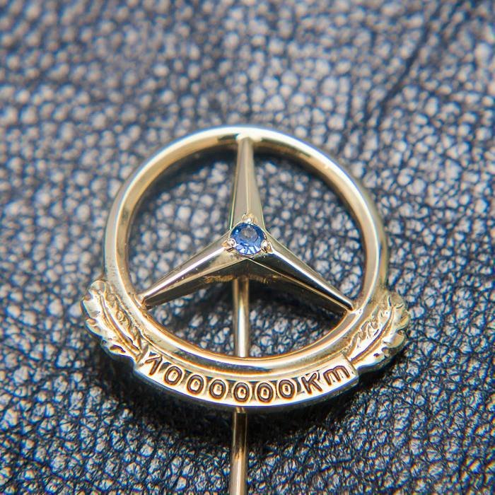 Image 2 of Decorative object - Old Polished Mercedes Benz Daimler Gold Pin 1.000.000 Km & Papers - Mercedes-Be