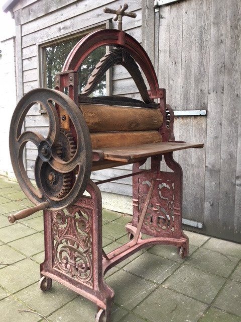 Beautiful old industrial clothes-press (mangle) - Cast-iron