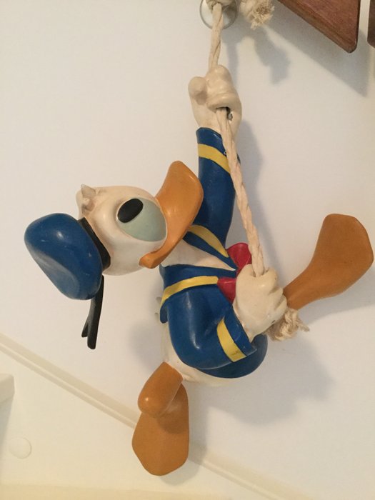 Disney - Large figure - Donald Duck hanging from a rope (c. 1980)