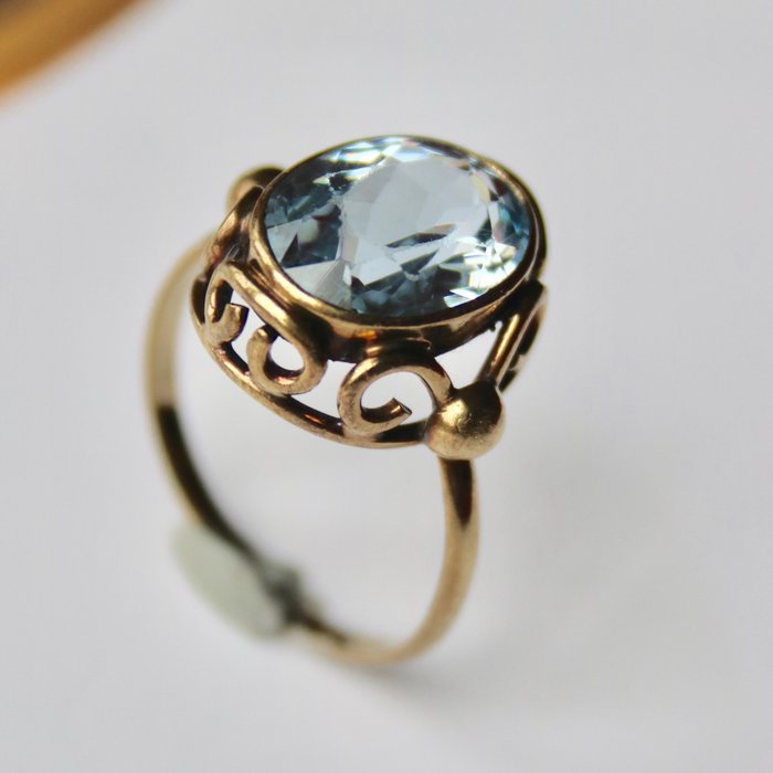 ca. 1900/1920 Art Nouveau Antique gold ring with a oval cut faceted ground Aquamarine approx. (12X9mm) ca. 3.70Ct.