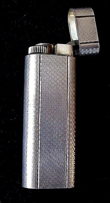 "Must de CARTIER" : Silver plated Cartier lighter in very good condition