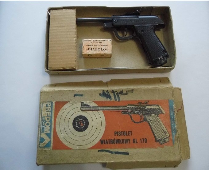 Polish Predom Lucznik air pistol, design from 1970s, 4.5 inch, steel with original packaging, ramrod and a buckshot
