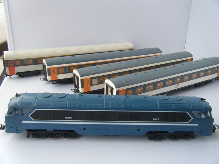 Mehano/Piko H0 - T151 - Diesel locomotive CC 70000 with 4 Corail carriages of the SNCF