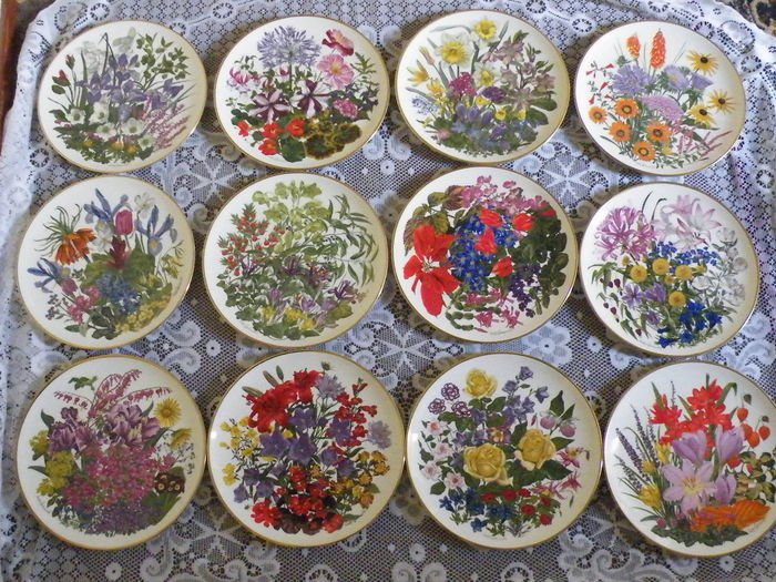 Collection of 12 Franklin Mint porcelain flower plates - all months of the year