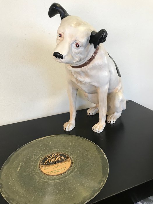 “His Master’s Voice” dog - Large and hand painted polystone sculpture - 34 cm high - Second half 20th century