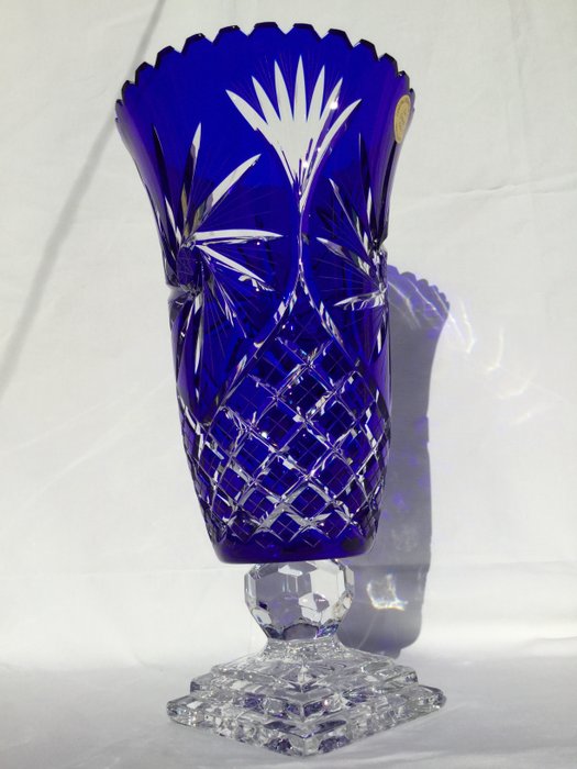 Large beautiful artisan cut crystal vase, cristal LES GRANDS DUCS, CRISTALLERIES DE LORRAINE 24% Pbo France, late 20th century
