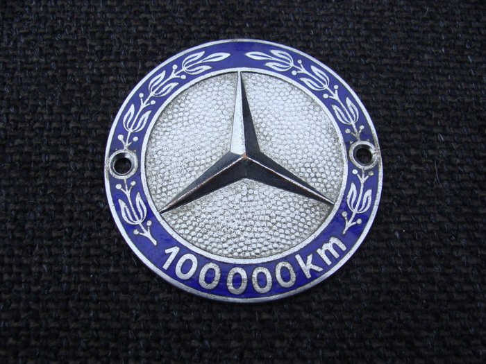 Originele Mercedes badge 100.000 km - Medio 2e helft vorige eeuw - diameter 75 mm