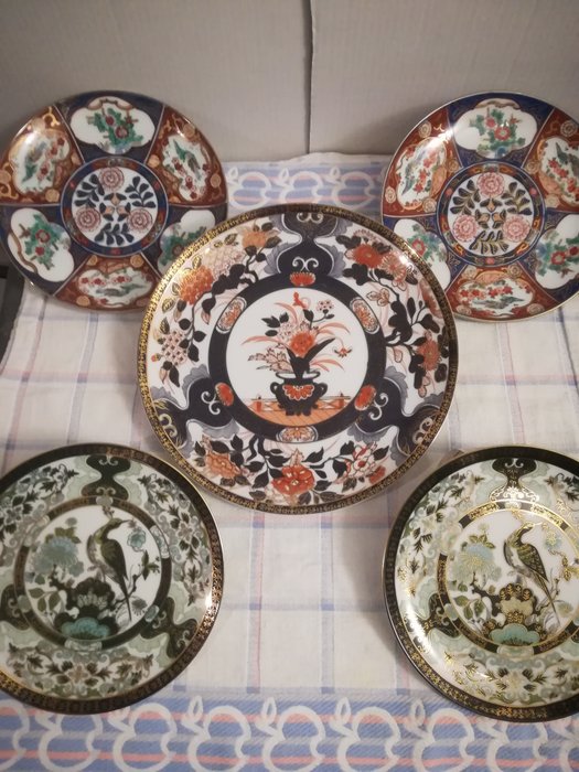 Porcelain wall plates, 5 pieces – Imari and Saji Japan – second half 20th century