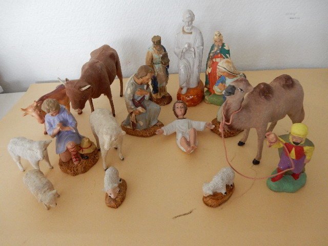Beautiful antique lot of 16 large church Santons "DEVINEAU" in polychrome plaster with animals - The camel driver and his camel - 2 oxen - several sheep - Jesus - Marie - Joseph - etc. for the Nativity scene - 1940 - France