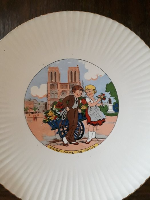 Sarreguemines-Digoin, 12 Plates plus a Dish, Regions of France