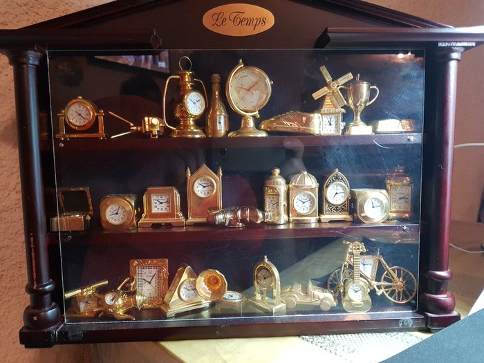 Collezione in miniatura di 28 orologi le temps color oro