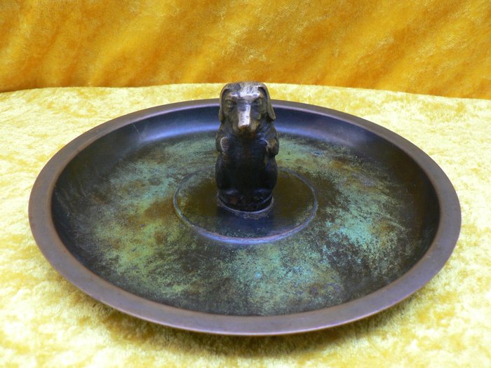 Aegte Bronce Ildfast  - Denmark – Bronze plate / vide-poche with a small figurine
