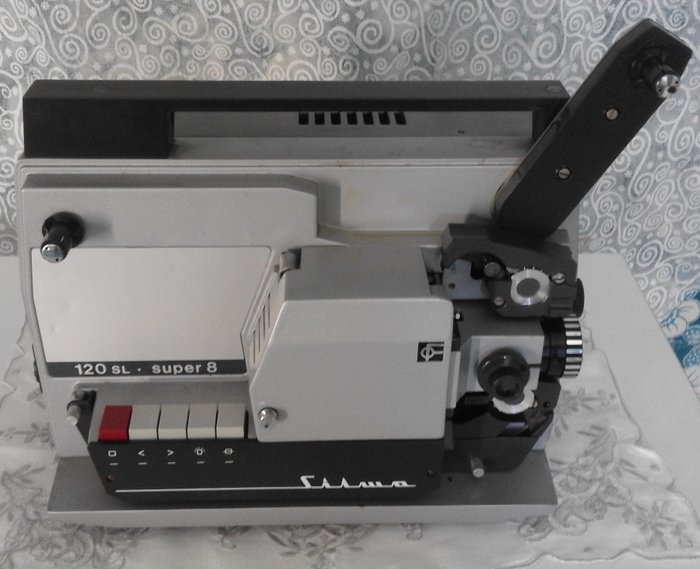 Super 8 Silma 120 SL vintage film projector, 1970s, in very good condition, it comes in its own leather case.