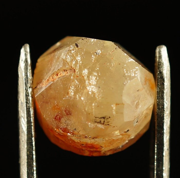 Rare Orange Diamond - rough - 0,7 x 0,7 x 0,4 cm - 0,54 gr - 2,7ct