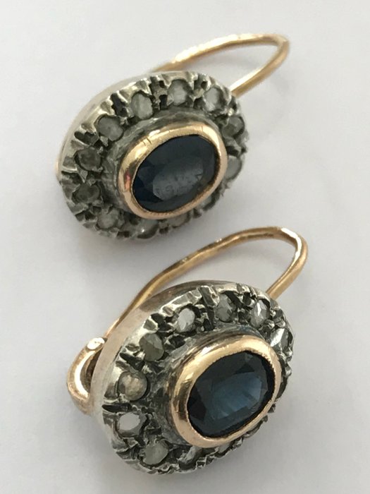 Gold and silver earrings from the early 20th century, with sapphires and diamonds Each central stone has an estimated carat weight of 0.40 ct. The diamonds are antique rose cut.   Total measurements: 20 x 10 x 15 mm 
