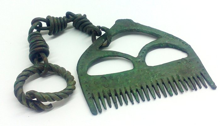 Early medieval bronze comb of the Viking Age 65x55 mm - Catawiki