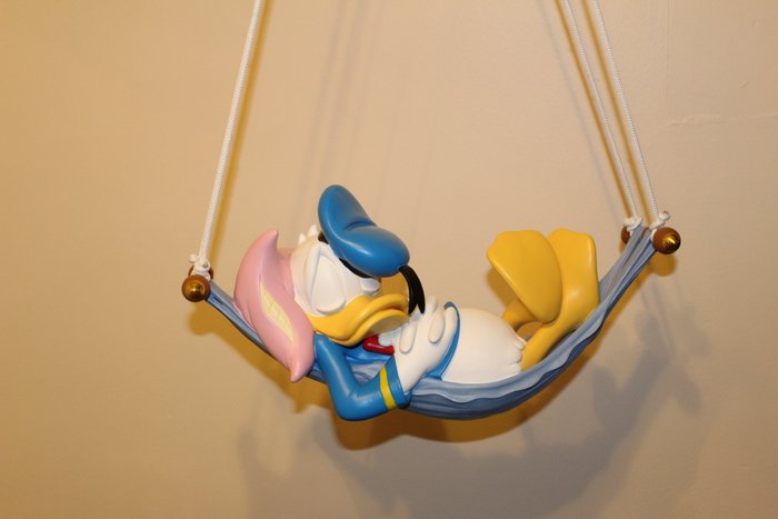 Disney, Walt - Beeld - Donald Duck in hangmat