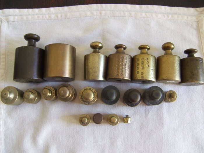 Lot of 20 old Dutch weights. Material bronze, brass and zinc. Period 1850-1950