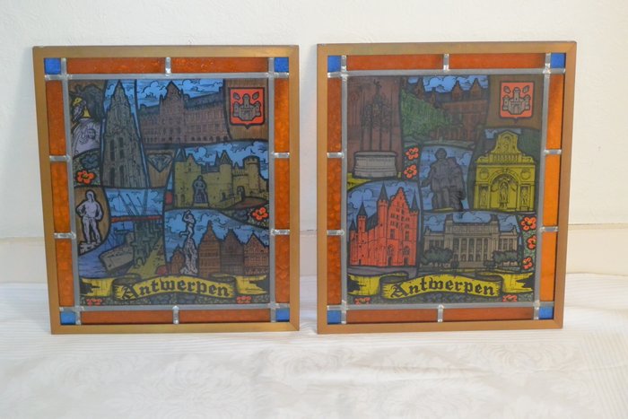 Paar glas -in lood ramen - historische architectuur te Antwerpen - Belgie - gesigneerd glazenier Hermans