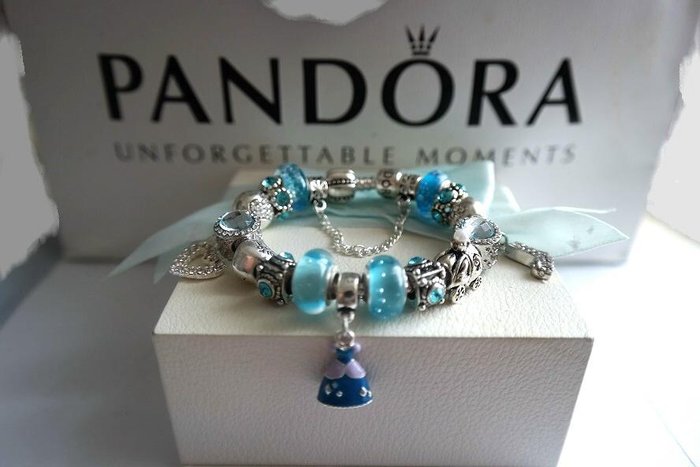 Bracelet Pandora avec 18 charmes - thème: princesse Disney - Catawiki