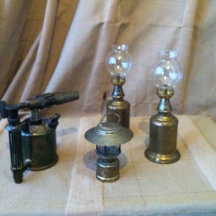 Twee 1860 antieke Franse Brass olie Lamp Lampe Olympe, 1 Max Sievert Stockholm koperen loodgieters benzinebrander en een scheepslamje
