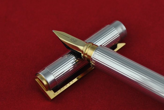 S.T DUPONT Paris - Fountain Pen with 18K Gold nib & Silver - Catawiki
