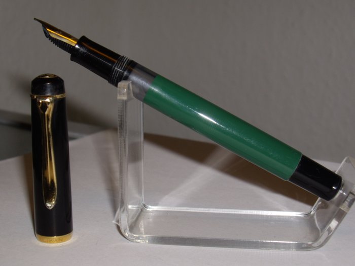 Vintage PELIKAN M150 Old Style piston filler fountain pen green black M nib