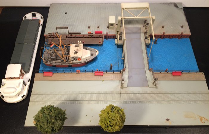 Faller/Kibri H0 - Diorama mit Klappbrücke, kleinem Hafen Fischereifahrzeug und Binnenschiff