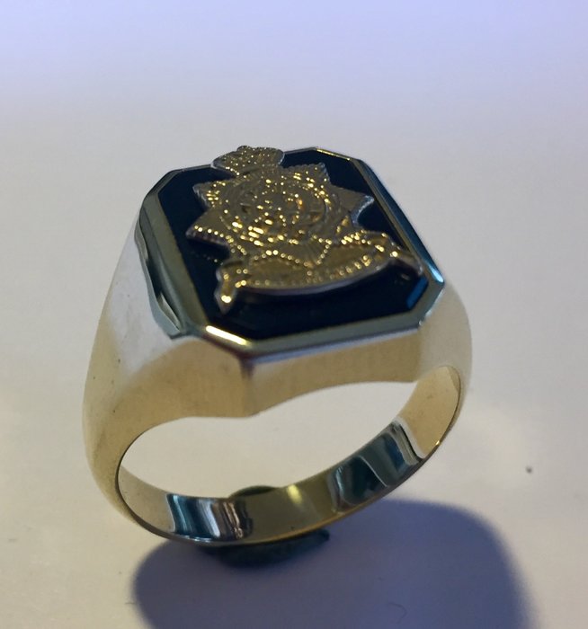 Gold onyx men's ring with old Marine coat of arms in gold
