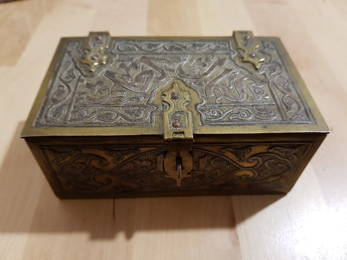 Antica scatola in metallo e legno intarsiato