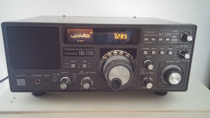 Yaesu FRG-7700 communicatie receiver met gebruiksaanwijzing.