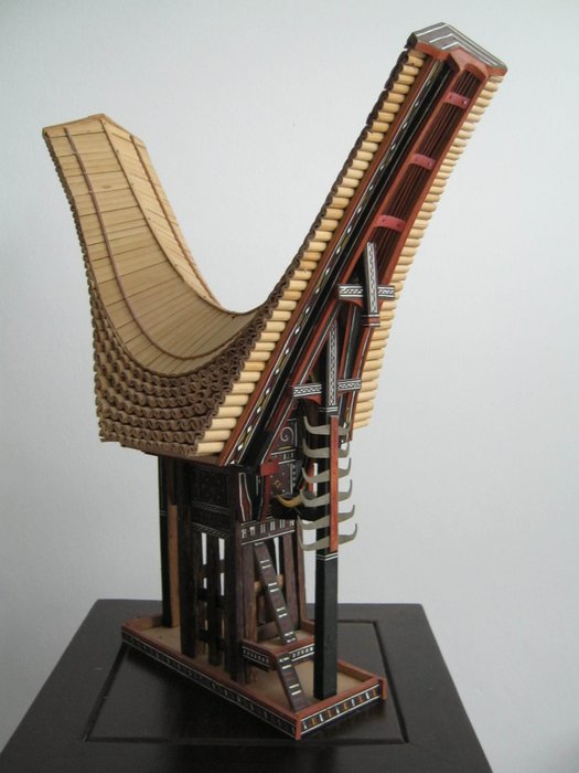 Handgemaakt model van Tongkonan / Toraja huis - Sulawesi, Indonesië - Tweede helft 20e eeuw (49 cm)
