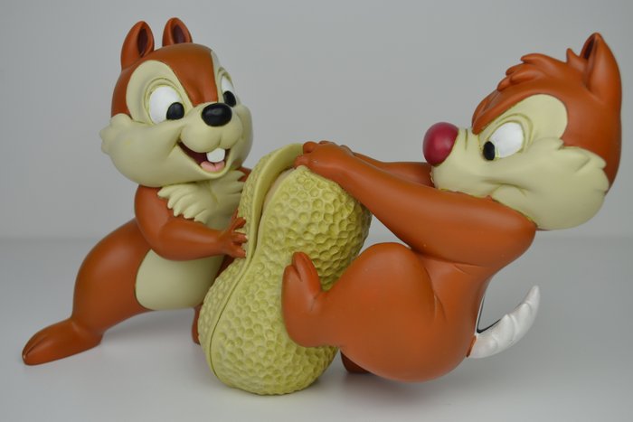 Disney - Figure - Chip and Dale crack a nut