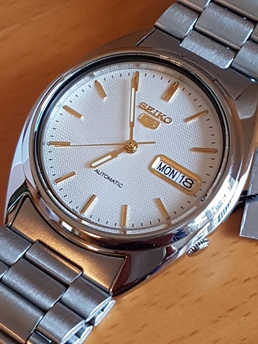 Seiko 5 Automatic sporty classic dress watch white dial unworn