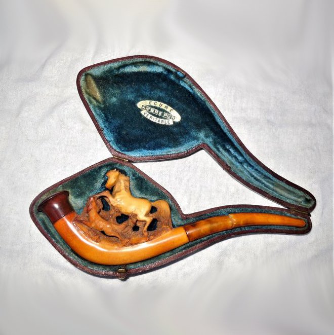 Old pipe in Meerschaum/Amber/Bakelite with carvings “wild horse with dog” in case