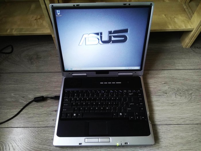 Asus Desknote D1500T desktop replacement - Intel Pentium 4 CPU running at 2.8Ghz, 1GB RAM, 40GB HDD, Windows 7