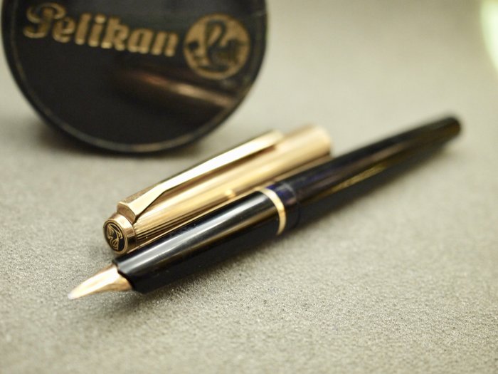 Pelikan 30 fountain pen - Black and rolled gold - 14k solid gold nib (B)