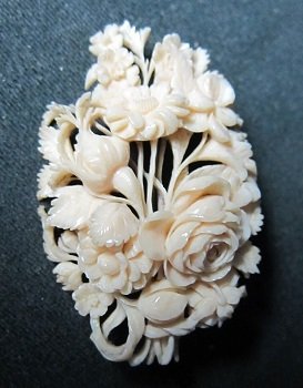High-quality antique ivory brooch, circa 1900, CITES certified by expert
