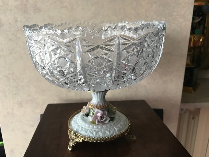 Beautiful, large and rare raised centrepiece for fruit or sweets in cut crystal and base in marked Capodimonte porcelain. Second half of the 20th century