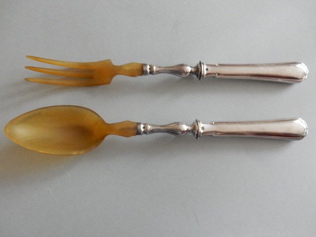 "CHRISTOFLE" beautiful, antique set of salad serving utensils, silver plated metal and light-coloured horn - 19th century
